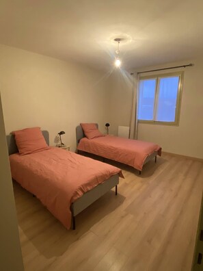 2 quartos, berço de viagem, Wi-Fi de cortesia, roupa de cama
