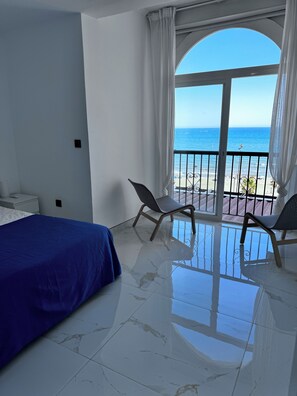 3 habitaciones, tabla de planchar con plancha, wifi y ropa de cama 