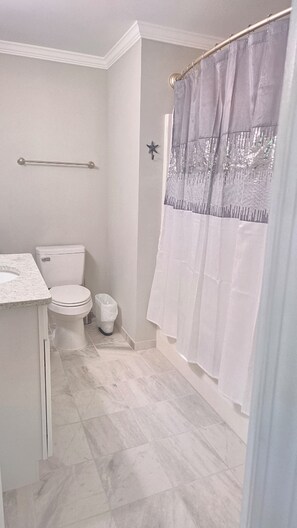 Hair dryer, towels - Charming & Cozy 3bdr 2b Home in Heart of Swansboro Perfect for a Relaxing Stay! (Swansboro)
