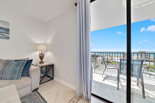 Interior - 1br/1ba Sleeps 4 Near Beach w/ Breathtaking Ocean Views (Gulf Shores)