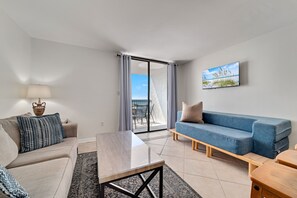 Living area - 1br/1ba Sleeps 4 Near Beach w/ Breathtaking Ocean Views (Gulf Shores)