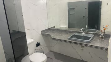 Secadora de cabello, toallas, papel de baño