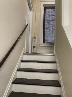 Interior - 2nd. Floor Cozy Buffalo Medical Corridor Apartment. Parking (Buffalo)