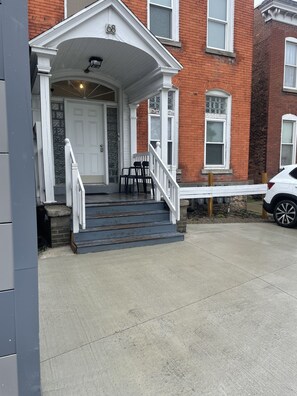 Exterior - 2nd. Floor Cozy Buffalo Medical Corridor Apartment. Parking (Buffalo)