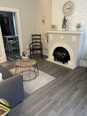 Smart TV, fireplace - 2nd. Floor Cozy Buffalo Medical Corridor Apartment. Parking (Buffalo)