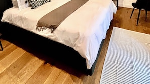 Une chambre à coucher avec un lit, un bureau, une chaise et une bibliothèque.