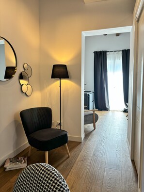 Suite Panoramique, 1 très grand lit et 1 canapé-lit, non-fumeur, vue ville | Coin séjour