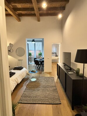 Comfort-Suite, 1 Queen-Bett und Schlafsofa, Nichtraucher, Blick auf den Innenhof | Wohnbereich | 43-Zoll-Smart-TV mit Digitalempfang, Pay-TV, Drucker