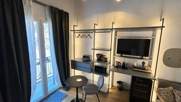 Deluxe Double Room, 1 King Bed, Private Bathroom, City View | Premium bedding, down duvets, memory-foam beds, minibar