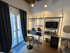 Chambre Double Deluxe, 1 très grand lit, salle de bains privée, vue ville