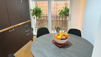 Comfort lakosztály, 1 queen (nagyméretű) franciaágy és egy kinyithatókanapé, nemdohányzó | Nappalirész | Okostévé, fizetős filmek és nyomtató