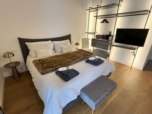 Suite panoramica, 1 letto king con divano letto, non fumatori, vista città | Biancheria da letto di alta qualità, copriletto in piuma