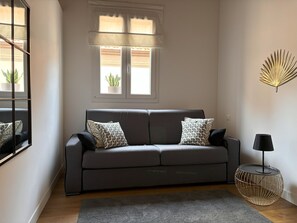 Panoramic-Suite, 1 King-Bett und Schlafsofa, Nichtraucher, Stadtblick | Wohnbereich | 43-Zoll-Smart-TV mit Digitalempfang, Pay-TV, Drucker