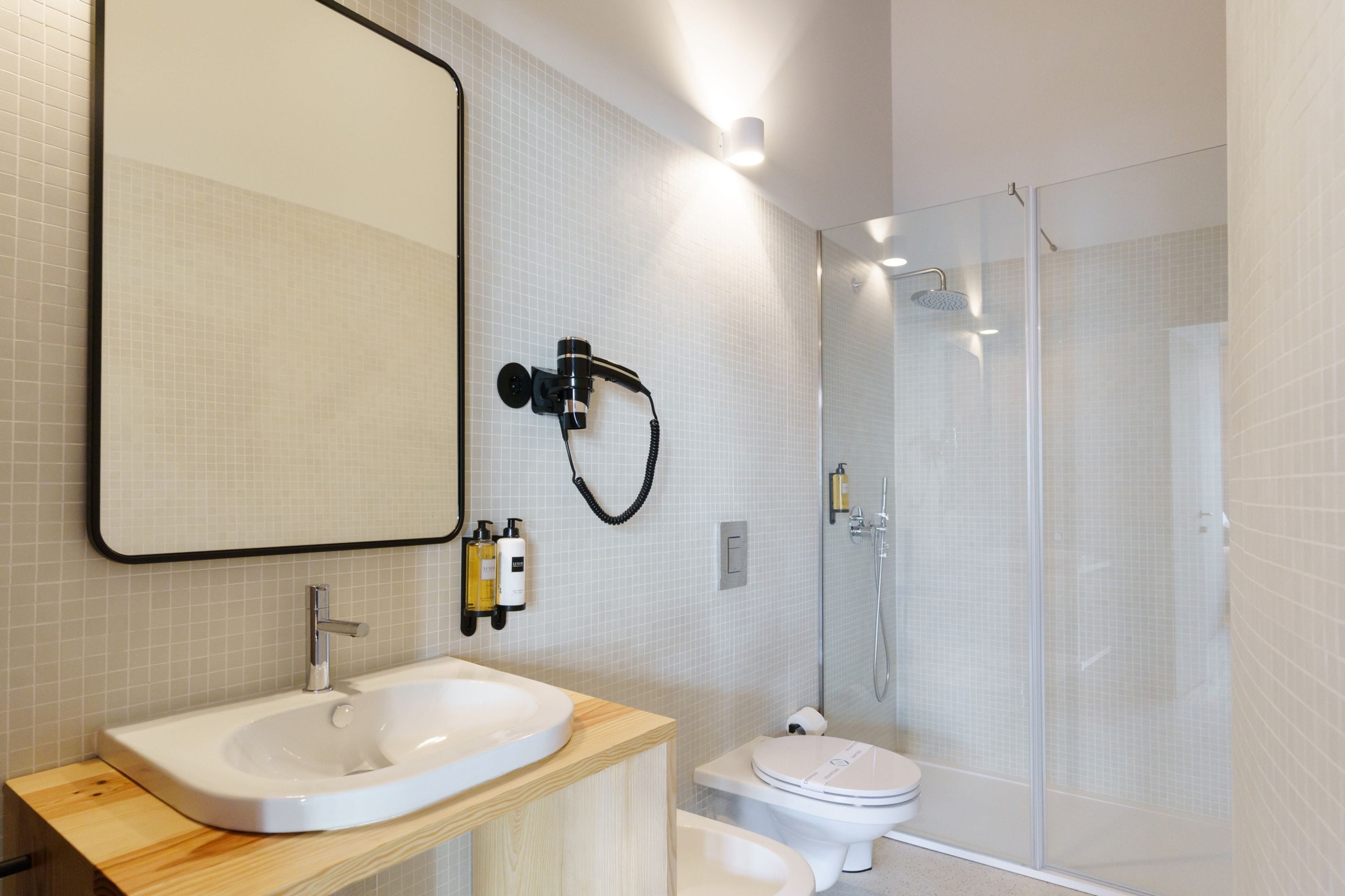 Ein Badezimmer mit Waschbecken, Toilette und Dusche.