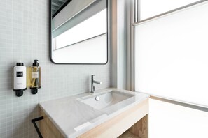 A modern bathroom with a large mirror, a rectangular sink, and two bottles of toiletries on the wall. - Feel Porto Matosinhos City Flat II (Matosinhos)