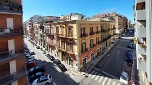 Um edifício de vários andares com um pátio central, rodeado por outros edifícios.