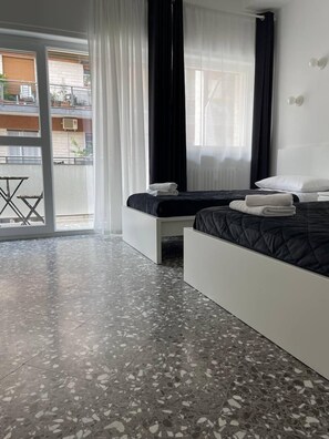 Perhehuone, kaupunkinäköala | Untuvapeitot, työpöytä, kannettavalle tietokoneelle sopiva työtila