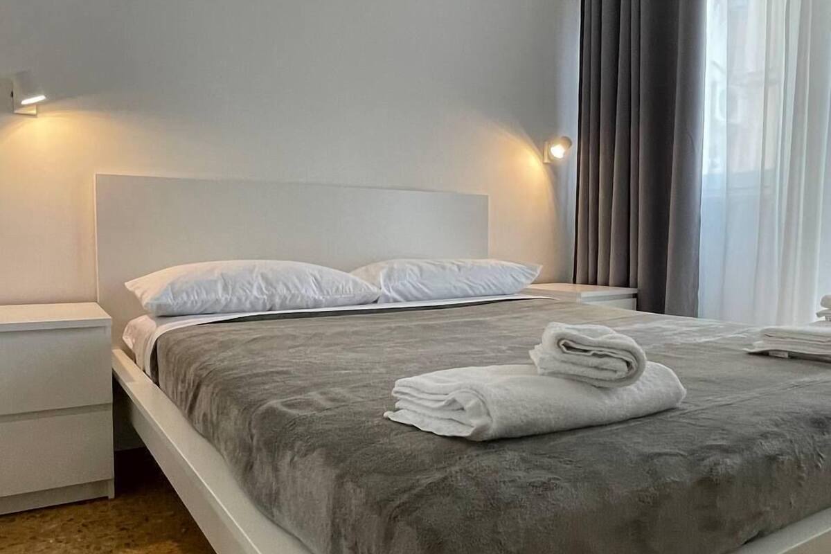 Classic Double Room | Down comforters, desk, laptop workspace