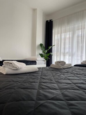 Family Room, City View | Down comforters, desk, laptop workspace - Quintino Sella (Bari)