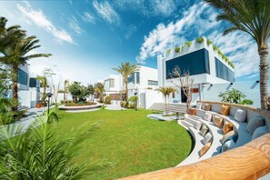 Property grounds - Private villa with pool (Dubai)