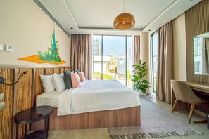 5 bedrooms, iron/ironing board, WiFi, bed sheets