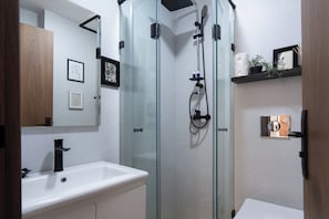 Een douche, een haardroger, handdoeken, zeep