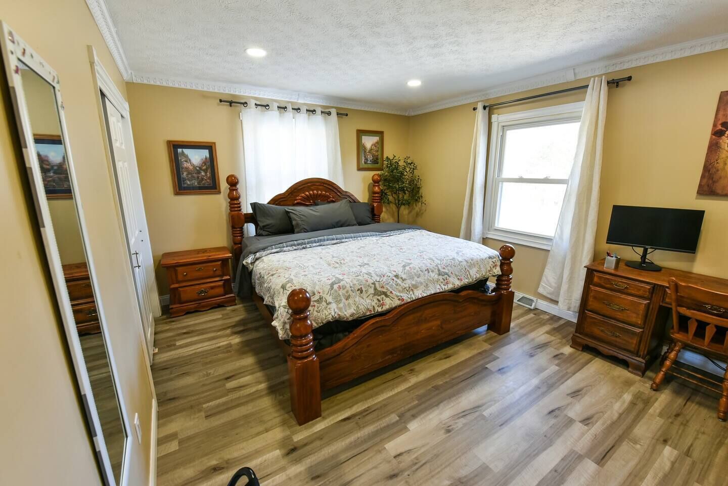 5 bedrooms, desk, iron/ironing board, WiFi
