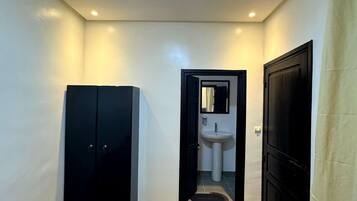 5 bedrooms, WiFi, bed sheets