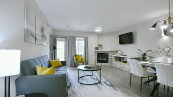 Smart TV, fireplace