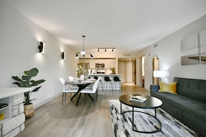 TV, fireplace - Jacuzzi Suite with full kitchen (Shanty Bay)