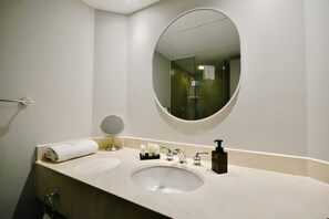 Hair dryer, towels - Studio-King Bed with Queen Pullout (Shanty Bay)