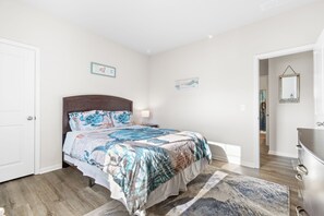 3 bedrooms, in-room safe, desk, travel cot