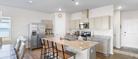 Jääkaappi, mikroaaltouuni, uuni, liesi