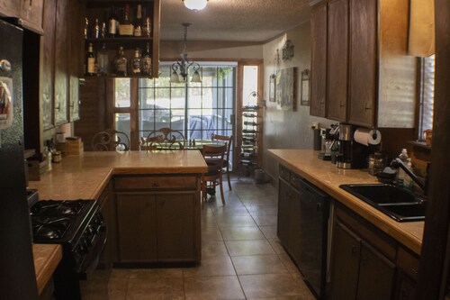 East Texas 3-bedroom Rustic Home with Hot Tub and Campfires, by the lake