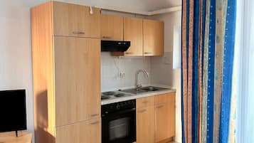 Kühlschrank, Ofen, Herdplatte, Wasserkocher mit Kaffee-/Teezubehör