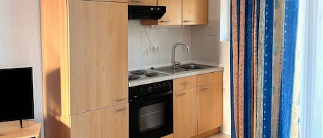 Fridge, oven, stovetop, coffee/tea maker