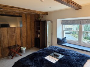 Egyptian cotton sheets, premium bedding, minibar, bed sheets - Coffee & Stays at Cartmel Square (Grange-over-Sands)