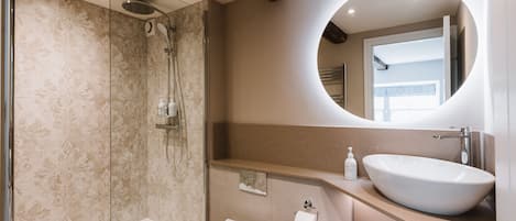 Chambre double (Room 1 First Floor) | Draps en coton égyptien, literie de qualité, minibar, literie fournie