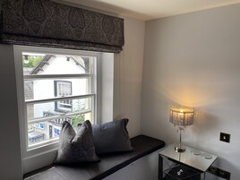 Sábanas de algodón egipcio, ropa de cama de alta calidad y minibar 