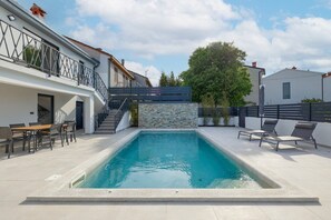 A heated pool - Villa Meri in Pula with pool and sea view (Pula)