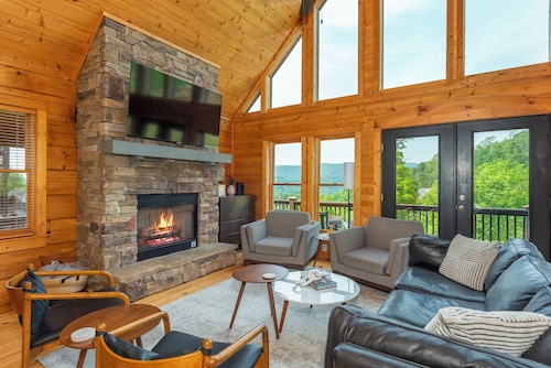 Big Views • Near Asheville •New Hot Tub •New Grill