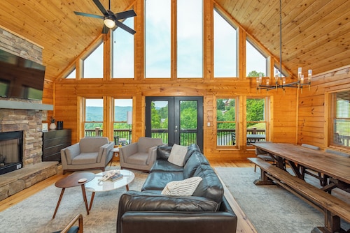 Newly Remodeled Luxury, Great Views, Upscale Linens, Hot Tub, at Hatley Pointe!