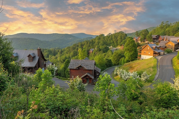 Fairy Tale Setting on top of the Scenic Wolf Mountain with new Hatley Pointe