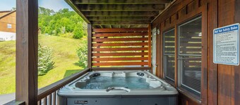 Newly Remodeled Luxe Cabin, Comfy Beds, Great Views, Hot Tub, at Hatley Pointe!