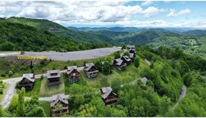 Exterior - Newly Remodeled Luxury, Great Views, Upscale Linens, Hot Tub, at Hatley Pointe! (Mars Hill)