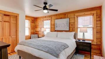 4 habitaciones, escritorio y tabla de planchar con plancha