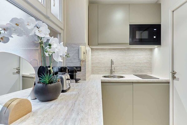 Refrigerador, microondas, placa de cocina, cafetera/tetera