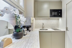 Fridge, microwave, stovetop, coffee/tea maker