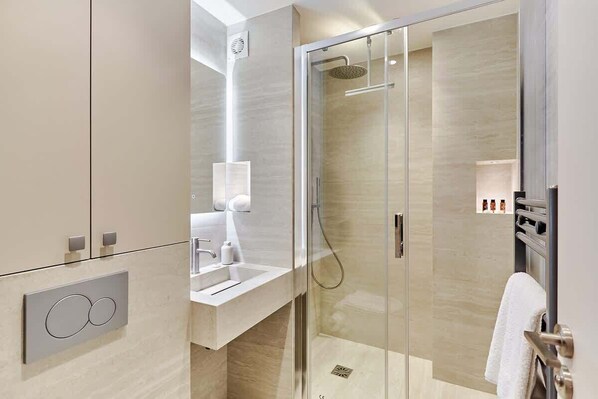 Dusj, hårføner og sjampo