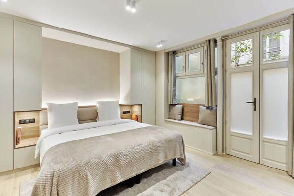 Iron/ironing board, travel cot, free WiFi, bed sheets